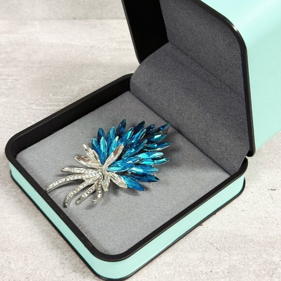 Rhinestone Flower Brooch, Blue crystal brooch, Hat brooch pin, silver jewelry - Picture 4 of 8